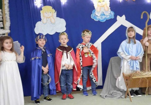Dzieci z strojach Trzech Królów