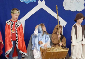 Dzieci w strojach Maryi i Józefa, oraz król i pastuszek