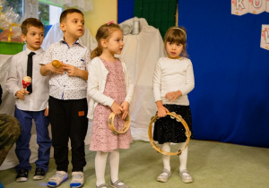 Dzieci grają na tamburynach i grzechotkach