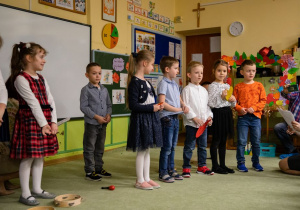 Dzieci stoją, recytują wiersze dla Babć i Dziadków