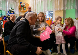 Dzieci wręczają prezenty swoim Babciom i Dziadkom