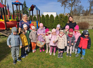 Dzieci wraz z nauczycielkami w ogrodzie przedszkolnym.