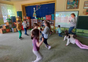 Dzieci podczas zajęć ruchowych.