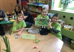 Dzieci prezentujące swoją ekologiczną zabawkę.
