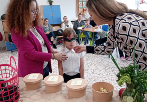 Alinka z zawiązanymi oczami rozpoznaje smak owocu