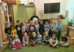Grupowe zdjęcie dzieci wraz z prowadzącą zajęcia.