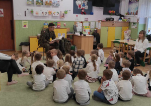Żołnierz czyta dzieciom legendę o powstaniu państwa polskiego.