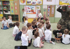 Żołnierz prezentuje ekwipunek żołnierski.