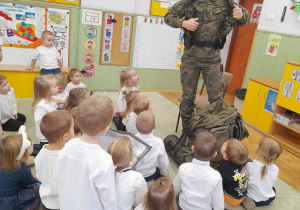 Żołnierz prezentuje ekwipunek żołnierski.