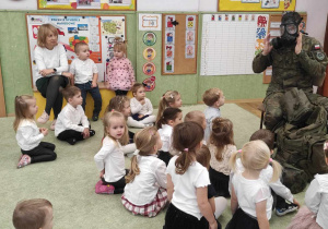 Żołnierz prezentuje ekwipunek żołnierski.