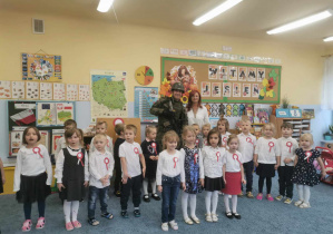 Dzieci z grupy IV wraz z żołnierzem Wojska Polskiego i swoją wychowawczynią.