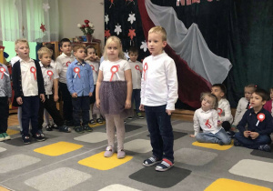 Dzieci z grupy V recytują wiersz na uroczystości z okazji Święta Niepodległości