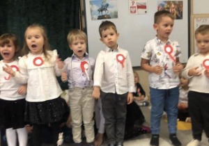 Dzieci z grupy II śpiewają piosenkę podczas uroczystości z okazji Święta Niepodległości