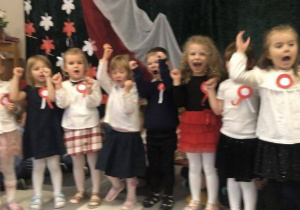 Dzieci z grupy II śpiewają piosenkę podczas uroczystości z okazji Święta Niepodległości