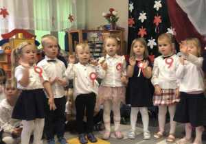 Dzieci z grupy II śpiewają piosenkę podczas uroczystości z okazji Święta Niepodległości