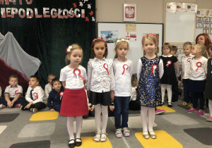 Dziewczynki z grupy IV śpiewają piosenkę o Polsce.