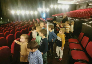 Dzieci podczas zwiedzania sali teatralnej.