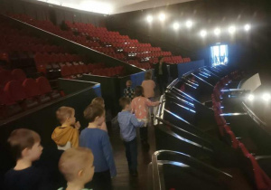 Dzieci podczas zwiedzania sali teatralnej.