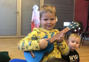 Chłopiec trzymający ukulele.