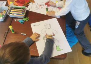 Dzieci projektują strój dla "krasnoludka".