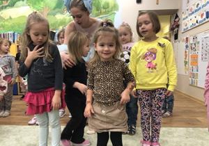 Dziewczynki w trakcie tańca lalek.