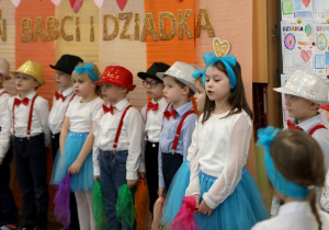 Grupa dzieci śpiewa piosenkę dla babci i dziadka