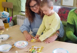 Mama z synkiem wykonuje dekorację wielkanocną.