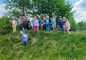 Grupa dzieci stojących na górce.
