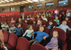 Grupa dzieci siedzi na widowni Teatru Wielkiego.
