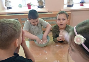 Dzieci mieszają rękoma składniki na kule do kąpieli