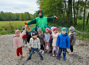 Grupa dzieci pozuje do zdjęcia z panią prowadząca zajęcia.