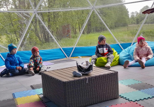 Dzieci znajdują się w namiocie sferycznym.