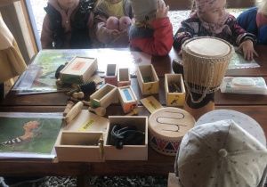 Dzieci grają na instrumentach, które naśladują dźwięki wydawane przez ptaki.